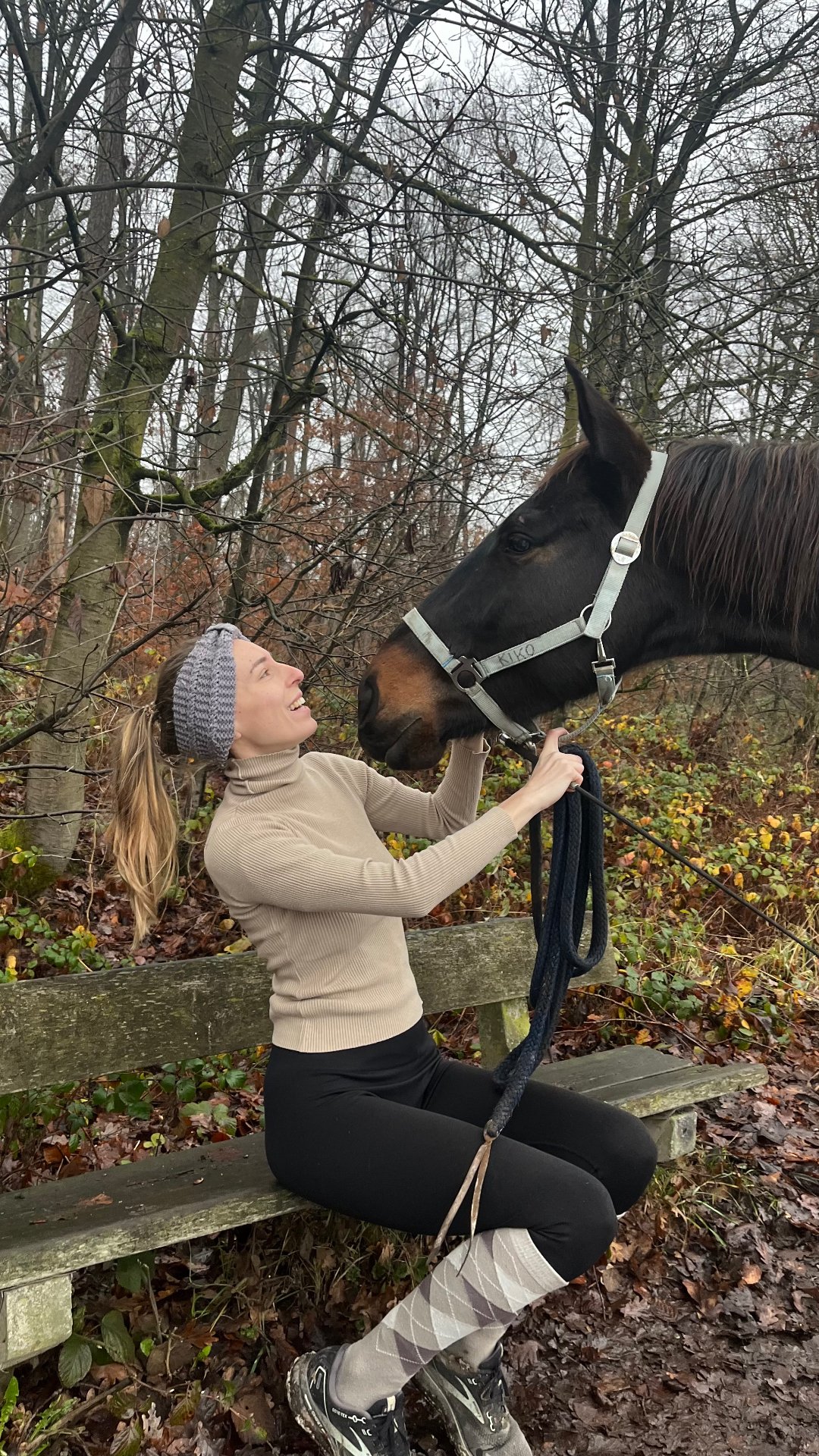 Sara mit Pferd Kiko im Wald